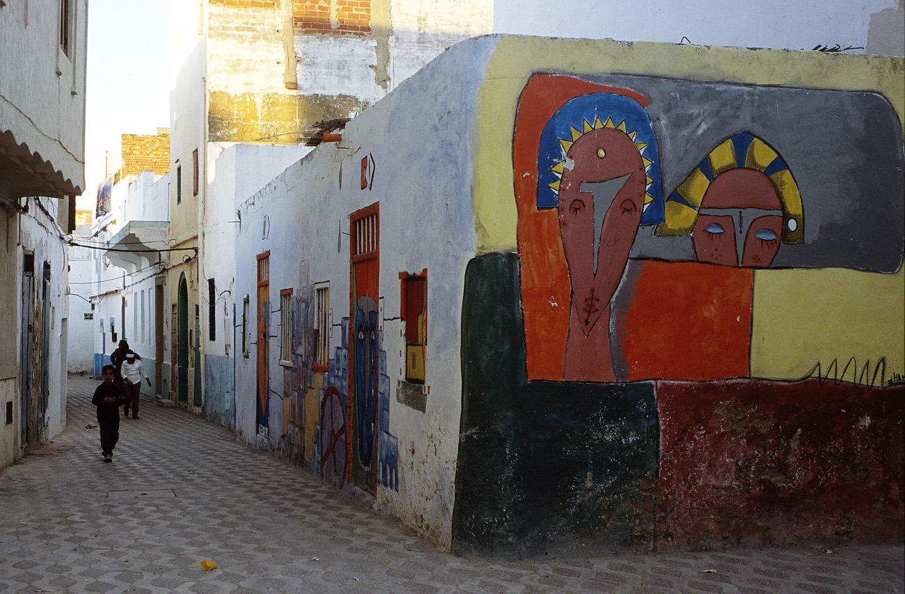 mar02_10_05 asilah peintures zoom.jpg - Côte atlantique Nord, mai-2002  Asilah la medina Provia 100 F